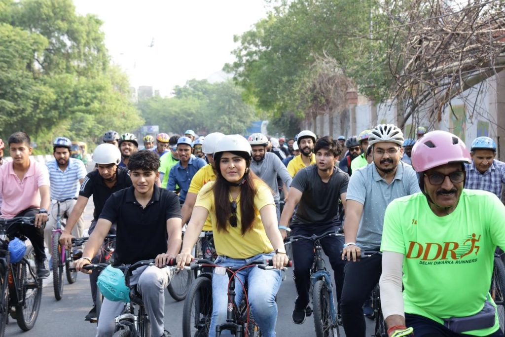 Fit India Sundays on Cycle Sees Massive Turnout; Madhurima Tuli Named Fit India Icon in Collaboration with Indian Railways 1 fit 02