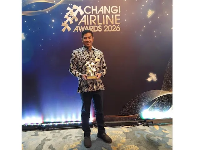 Datuk Bernard with the Top Airline By Absolute Passenger Growth In Southeast Asia award